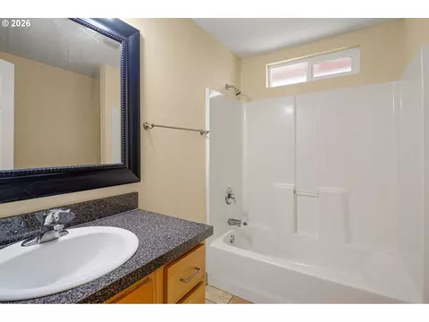 Bath - 2631 Edison St, Eugene, OR 97402 photo 1 of 1