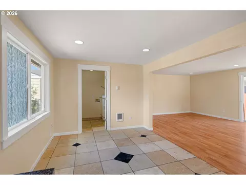 Living - 2631 Edison St, Eugene, OR 97402 photo 9 of 10