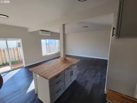 Living - 152 Allison Ave, Sutherlin, OR 97479 photo 1 of 2
