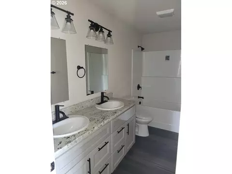 Bath - 152 Allison Ave, Sutherlin, OR 97479 photo 1 of 2