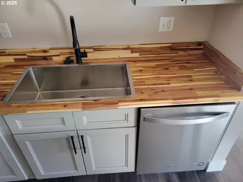 Kitchen - 152 Allison Ave, Sutherlin, OR 97479 photo 2 of 2