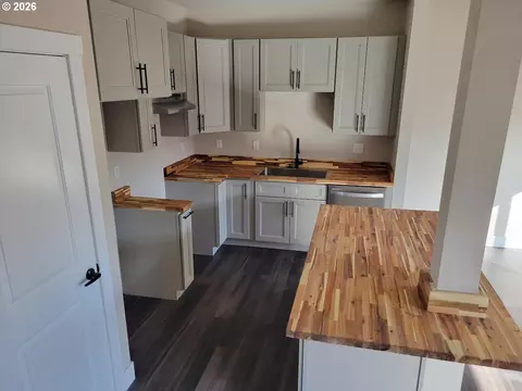 Kitchen - 152 Allison Ave, Sutherlin, OR 97479 photo 1 of 2