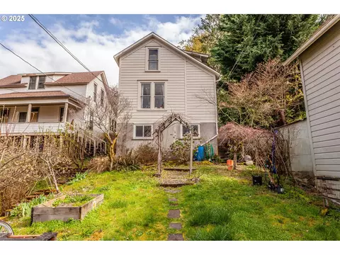 228 Monroe St, Oregon City, OR 97045
