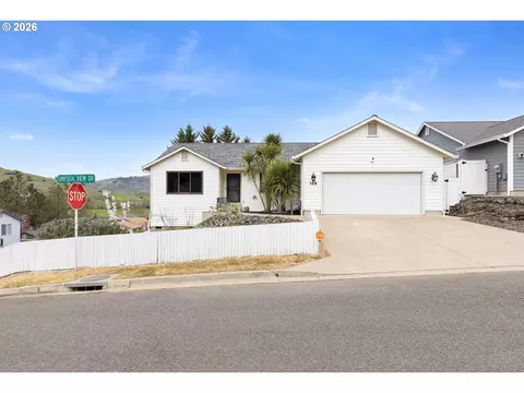 106 Umpqua View Dr, Roseburg, OR 97471