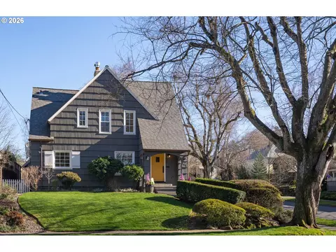 704 NE Hazelfern Pl, Portland, OR 97232