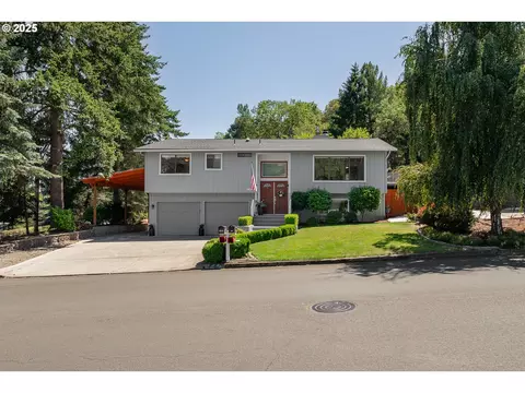 1925 NW Sunberry Dr, Roseburg, OR 97471