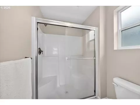 Bath - 4124 E Labish Ln, Newberg, OR 97132 photo 2 of 3
