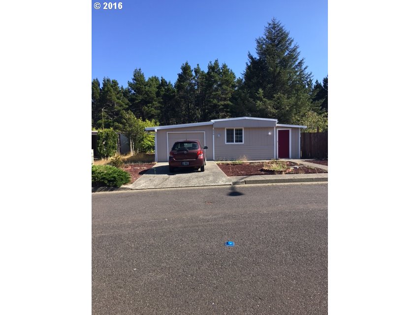 690 Siano Loop, Florence, OR 97439 photo 1