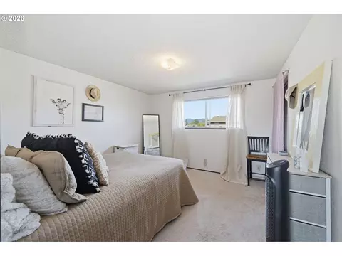 Bedroom - 2018 Debra Dr, Springfield, OR 97477 photo 4 of 5