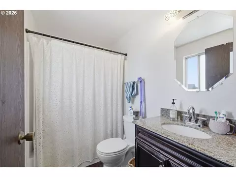 Bath - 2018 Debra Dr, Springfield, OR 97477 photo 4 of 4