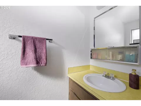 Bath - 2018 Debra Dr, Springfield, OR 97477 photo 3 of 4