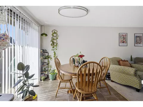 Dining - 2018 Debra Dr, Springfield, OR 97477 photo 3 of 4