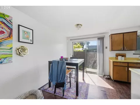 Dining - 2018 Debra Dr, Springfield, OR 97477 photo 1 of 4