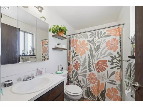 Bath - 2018 Debra Dr, Springfield, OR 97477 photo 2 of 4