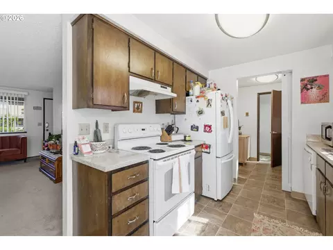 Kitchen - 2018 Debra Dr, Springfield, OR 97477 photo 3 of 4