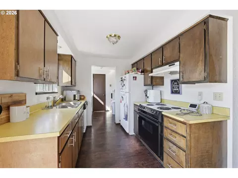 Kitchen - 2018 Debra Dr, Springfield, OR 97477 photo 2 of 4