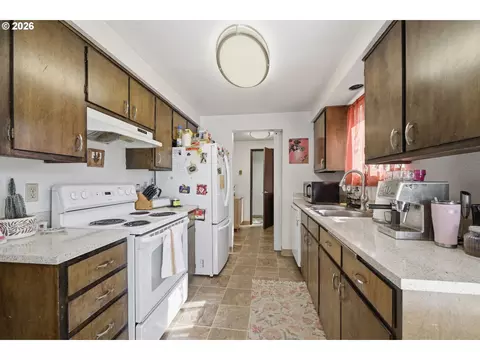 Kitchen - 2018 Debra Dr, Springfield, OR 97477 photo 4 of 4
