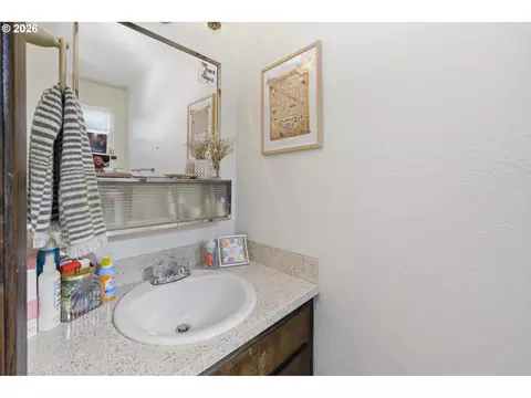 Bath - 2018 Debra Dr, Springfield, OR 97477 photo 1 of 4