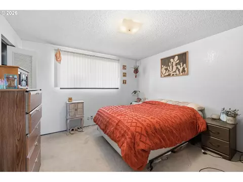 Bedroom - 2018 Debra Dr, Springfield, OR 97477 photo 2 of 5