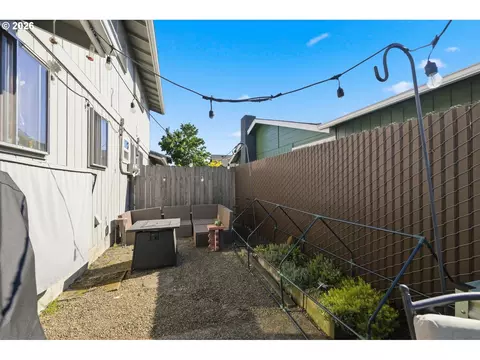 Exterior - 2018 Debra Dr, Springfield, OR 97477 photo 4 of 10