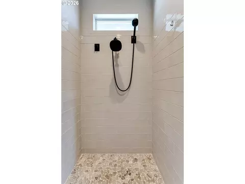 Bath - 3550 Mountain Quail Ln, Eugene, OR 97405 photo 4 of 5