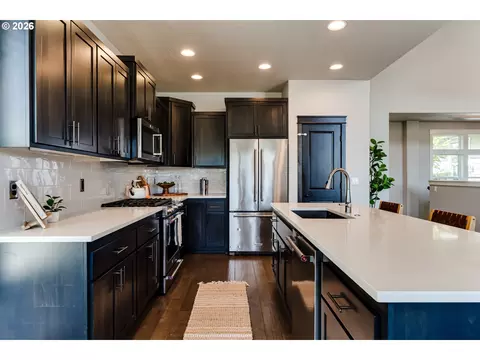 Kitchen - 3550 Mountain Quail Ln, Eugene, OR 97405 photo 2 of 4