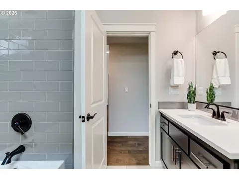 Bath - 3550 Mountain Quail Ln, Eugene, OR 97405 photo 5 of 5