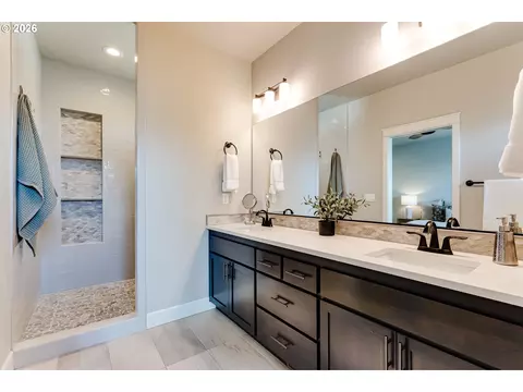 Bath - 3550 Mountain Quail Ln, Eugene, OR 97405 photo 3 of 5