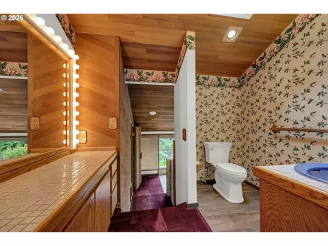 Bath - 85368 Ridgetop Dr, Eugene, OR 97405 photo 2 of 4