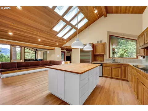 Kitchen - 85368 Ridgetop Dr, Eugene, OR 97405 photo 1 of 6
