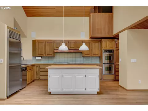 Kitchen - 85368 Ridgetop Dr, Eugene, OR 97405 photo 2 of 6