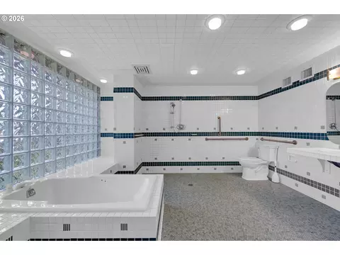 Bath - 85368 Ridgetop Dr, Eugene, OR 97405 photo 1 of 4