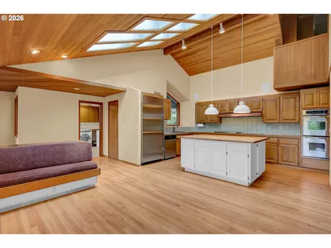 Kitchen - 85368 Ridgetop Dr, Eugene, OR 97405 photo 5 of 6