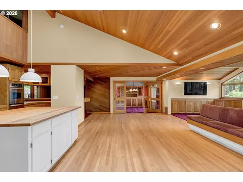 Living - 85368 Ridgetop Dr, Eugene, OR 97405 photo 3 of 11