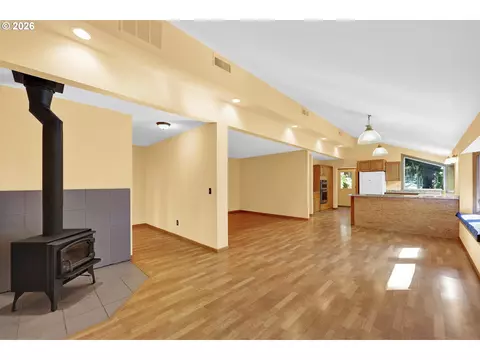 Living - 85368 Ridgetop Dr, Eugene, OR 97405 photo 11 of 11