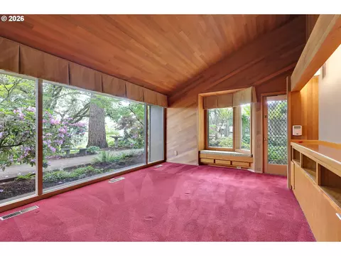 Living - 85368 Ridgetop Dr, Eugene, OR 97405 photo 9 of 11