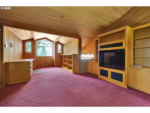 Living - 85368 Ridgetop Dr, Eugene, OR 97405 photo 8 of 11
