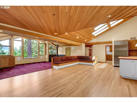 Living - 85368 Ridgetop Dr, Eugene, OR 97405 photo 4 of 11