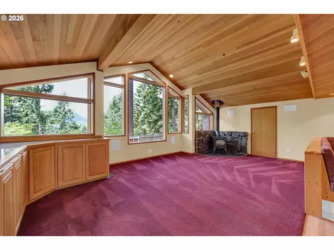 Living - 85368 Ridgetop Dr, Eugene, OR 97405 photo 5 of 11