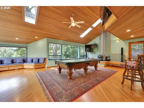 Living - 85368 Ridgetop Dr, Eugene, OR 97405 photo 7 of 11