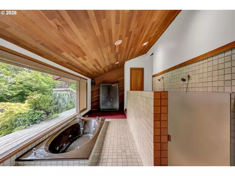 Bath - 85368 Ridgetop Dr, Eugene, OR 97405 photo 4 of 4