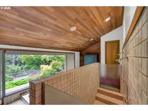 Bath - 85368 Ridgetop Dr, Eugene, OR 97405 photo 3 of 4