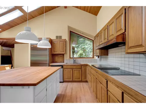 Kitchen - 85368 Ridgetop Dr, Eugene, OR 97405 photo 4 of 6