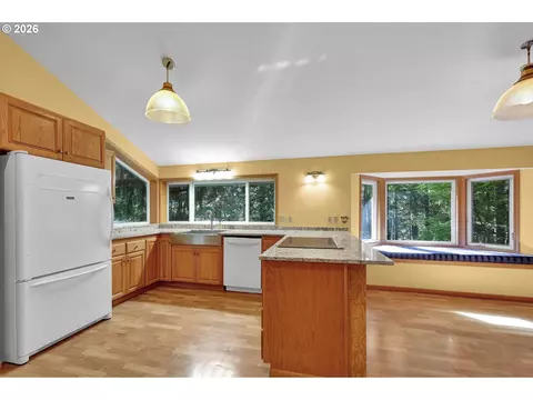 Kitchen - 85368 Ridgetop Dr, Eugene, OR 97405 photo 6 of 6