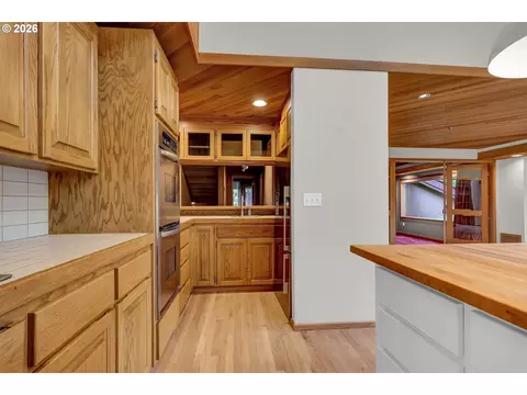 Kitchen - 85368 Ridgetop Dr, Eugene, OR 97405 photo 3 of 6