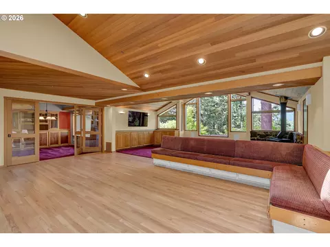 Living - 85368 Ridgetop Dr, Eugene, OR 97405 photo 6 of 11