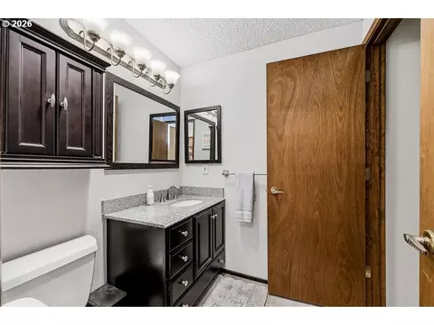 Bath - 2635 E Wilshire Dr, Eugene, OR 97405 photo 3 of 3