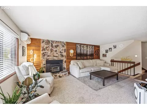 Living - 2635 E Wilshire Dr, Eugene, OR 97405 photo 6 of 7