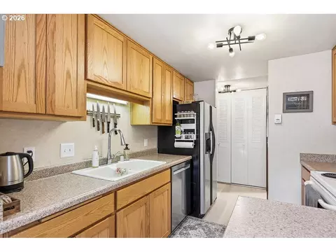 Kitchen - 2635 E Wilshire Dr, Eugene, OR 97405 photo 2 of 4