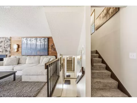 Entry Way - 2635 E Wilshire Dr, Eugene, OR 97405 photo 1 of 5